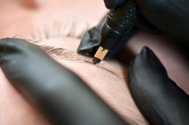 esthéticienne microblading